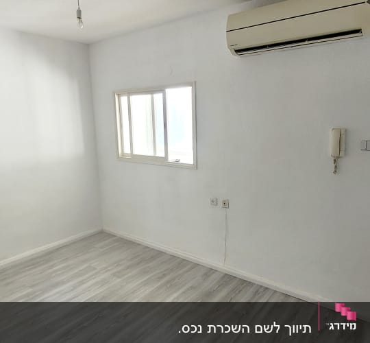 חדר ריק עם מזגן, חלון ודלת למטבח